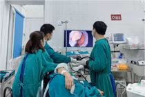 Đầy bụng kéo dài, người đàn ông không ngờ khối bã thức ăn lớn gây loét dạ dày