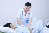 Nôn gần 2 lít máu, người đàn ông nguy kịch vì vỡ tĩnh mạch thực quản