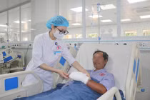 Chủ quan vết tôn cứa nhẹ, người đàn ông nguy kịch vì vi khuẩn “ăn thịt người”