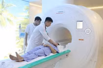 Đặt stent chuyển dòng trị phình mạch máu não, ngăn đột quỵ