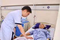 Phẫu thuật cắt toàn bộ xương đùi ung thư, thay xương giữ lại chi thể