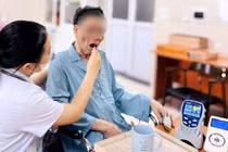 Viêm phổi tái phát liên tục sau đột quỵ do rối loạn nuốt