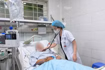 Đừng để người say nằm ngửa: Nguy cơ sặc phổi, suy hô hấp