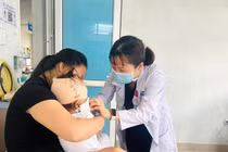Hai chó nhà nuôi lao vào tấn công bé 19 tháng tuổi khi đang đi vệ sinh