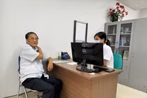 Đau cổ vai gáy kéo dài, đừng tự bẻ vặn khi chưa rõ nguyên nhân