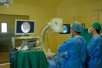 Bé gái 13 tuổi thoát vị đĩa đệm nặng, chèn ép 3 dễ thần kinh phải phẫu thuật