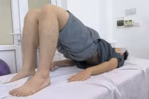 Ngồi học sai tư thế nhiều năm, thiếu niên 16 tuổi gù lưng, cổ rụt