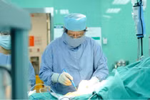 Đau lưng kéo dài, người phụ nữ phát hiện u trung thất chèn ép thần kinh