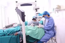 Thăm khám và lấy dị vật trong mắt cho bệnh nhân - Ảnh BVCC