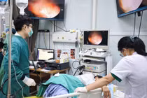 Ăn rau sống và món tái, bệnh nhân nhiễm ổ giun tóc trong đại tràng