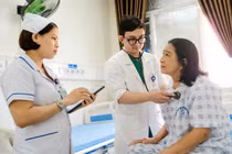 Bóc tách, vỡ động mạch chủ ngực, người phụ nữ 63 tuổi nguy kịch