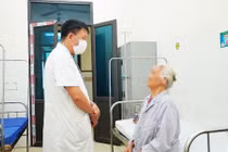 Đau bụng uống thuốc nam, cụ bà 91 tuổi tổn thương gan nghiêm trọng