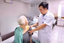 Cụ bà 80 tuổi nhập viện nghi đột quỵ, phát hiện trật khớp vai bỏ sót