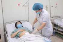 Chủ quan đau bụng, cô gái 26 tuổi vỡ ruột thừa nguy kịch