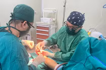 Cứu bàn tay suýt tàn phế sau tai nạn lao động bằng vi phẫu khẩn cấp