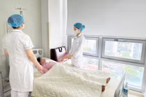 Mài ống tai lấy u dây thần kinh VIII, nữ bệnh nhân không liệt mặt
