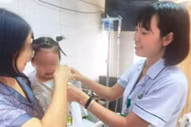 Cấp cứu kịp thời giữ lại khuôn mặt cho bé gái 22 tháng tuổi bị chó cắn