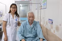 Đau xương sườn và khung chậu không ngờ ung thư máu ác tính
