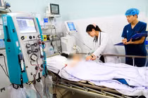 Sốt cao, đau hông lưng người phụ nữ ngừng tim do sốc nhiễm trùng nặng