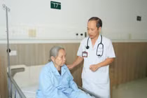 Cứu sống cụ bà 88 tuổi nhờ phát hiện dấu hiệu sốt mò đặc trưng