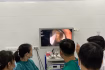 Nội soi gắp bàn chải đánh răng trong dạ dày nam thanh niên 