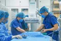 Người phụ nữ 68 tuổi thoát 'đột quỵ kép' nhờ cấp cứu xuyên đêm