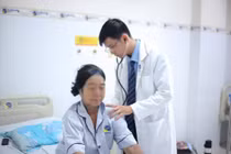 Mẹ 60 tuổi mắc thủy đậu sau khi lây từ con, viêm phổi hai bên