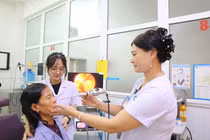 Nghẹt, tịt mũi không đi thăm khám, bác sĩ gắp ra cả ổ dòi