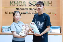 Sinh đôi chưa đầy 1kg, suy hô hấp, hơn 80 ngày kiên cường để trở về nhà