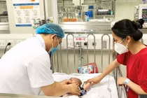 Nắng nóng đỉnh điểm, trẻ dễ say nắng, say nóng: Dấu hiệu nguy hiểm cần biết