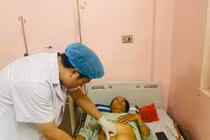Sốt cao, đau bụng không ngờ viêm phúc mạc, thủng manh tràng