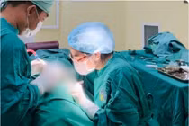 Cứu người đàn ông bị cành cây 6 cm cắm xuyên vào thái dương