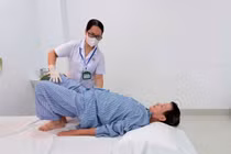 Tiếc vài quả xoài, người đàn ông 62 tuổi liệt hai chân vì ngã từ cây cao
