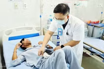 Đầu vòi xịt mắc sâu trong trực tràng, bác sĩ phải mổ mở để xử trí