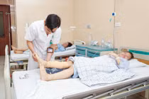 Bé gái 12 tuổi gãy hai xương cẳng chân khi trượt patin