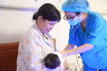 Cứu bé sơ sinh mắc cùng lúc tắc tá tràng và dị tật ruột quay hiếm gặp