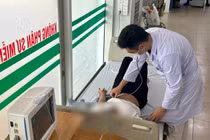 Choáng váng vì nắng nóng, nam shipper tông ô tô khi giao hàng