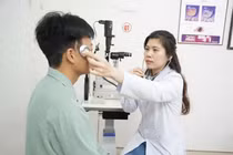 Đỏ mắt, tiếng ù trong đầu sau chấn thương do thông động mạch xoang hang 