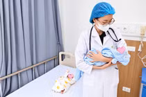 Hai trẻ sinh non 29 tuần vượt qua suy hô hấp, nhiễm khuẩn