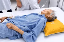 Đau bụng 5 ngày mới nhập viện, cụ bà 99 tuổi bị viêm phúc mạc toàn thể