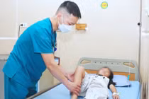Trẻ đau chân, khó đi lại sau sốt cao do biến chứng tiêu cơ vân nguy hiểm