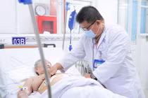 Người phụ nữ suýt mất mạng vì xương cá xuyên thủng dạ dày, đâm vào gan