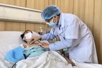 Nam sinh 16 tuổi bị bệnh di truyền hiểm nghèo được ghép gan