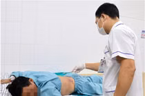 Điện giật trên cao, người đàn ông 58 tuổi chấn thương cột sống
