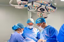 Bé trai 26 tháng tuổi bị chó nhà cắn nát vùng hàm mặt