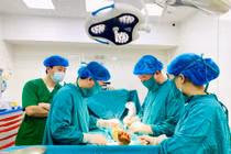 Không thấy tổn thương, người đàn ông gãy kín 2 xương cẳng chân