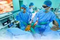 Nội soi 3D thay van động mạch chủ kết hợp bắc cầu nối động mạch vành