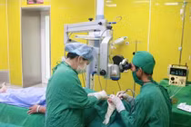 Bảo tồn mắt do đá bắn vào gây đứt lệ quản, đồng tử giãn