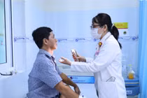 Chậm điều trị zona thần kinh, người đàn ông 54 tuổi suýt mù mắt
