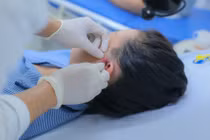 Cô gái 17 tuổi nhiều lần áp xe vì rò luân nhĩ bẩm sinh